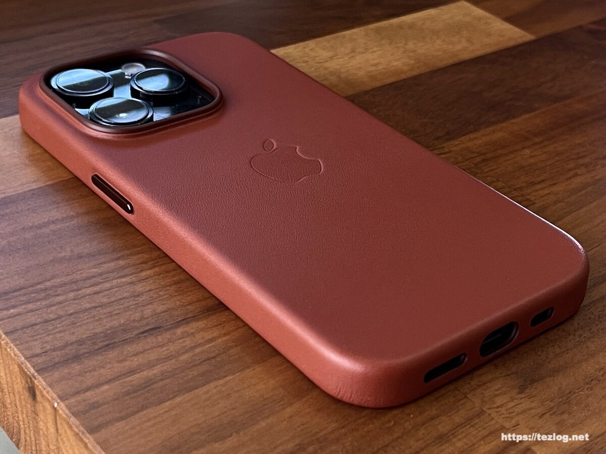 Apple MagSafe対応iPhone 14 Proレザーケース - アンバー ​​​​​​​をつけたiPhone 14 Pro