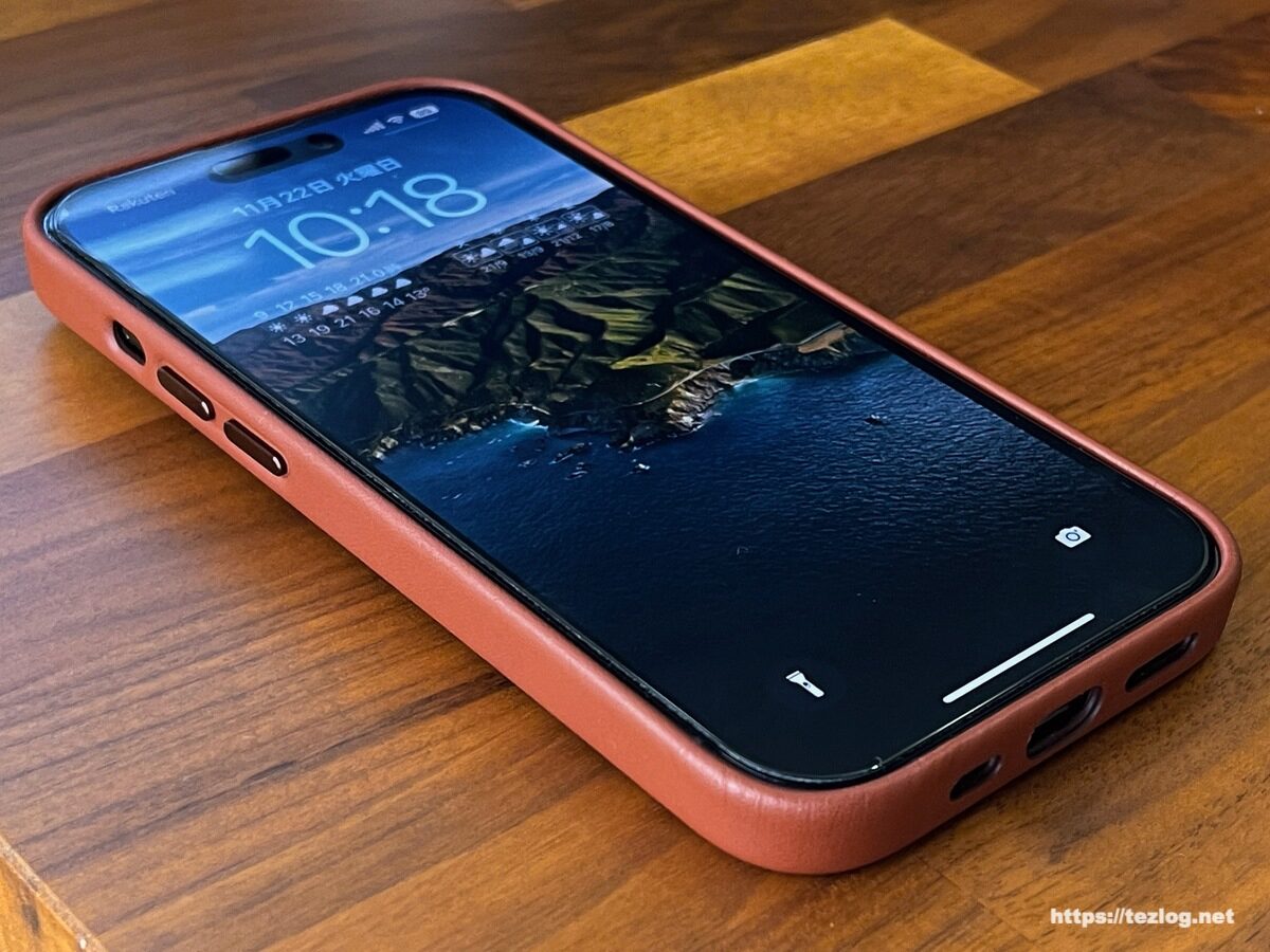 Apple MagSafe対応iPhone 14 Proレザーケース - アンバー ​​​​​​​をつけたiPhone 14 Pro 液晶側