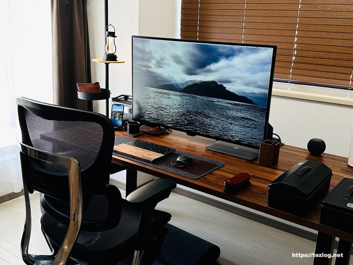 自宅オフィスのM1 MacBook Air ウォールナットデスク環境。42.5インチモニターやガジェット、デスクアイテムを全て。