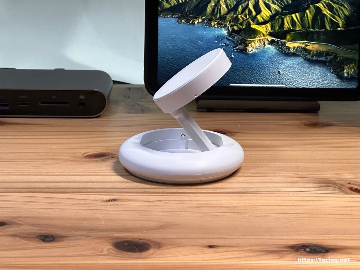 j5create JUPW1107NP MagSafe 15W Wireless Charging Stand 横から