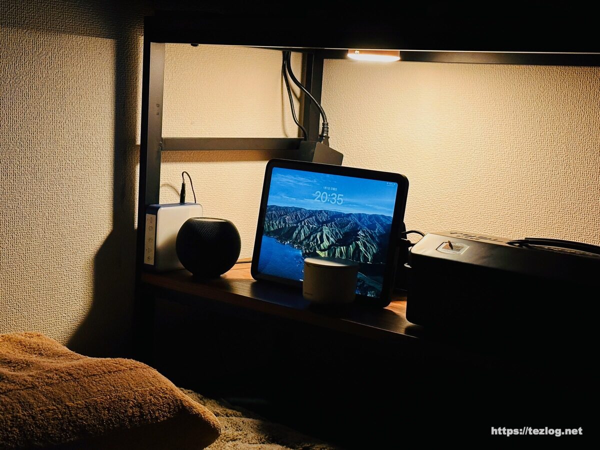 タッチライト 充電式 クローゼットライト 調光調色 キャビネットライト LYRIDZ を棚板の裏に設置しての使用風景