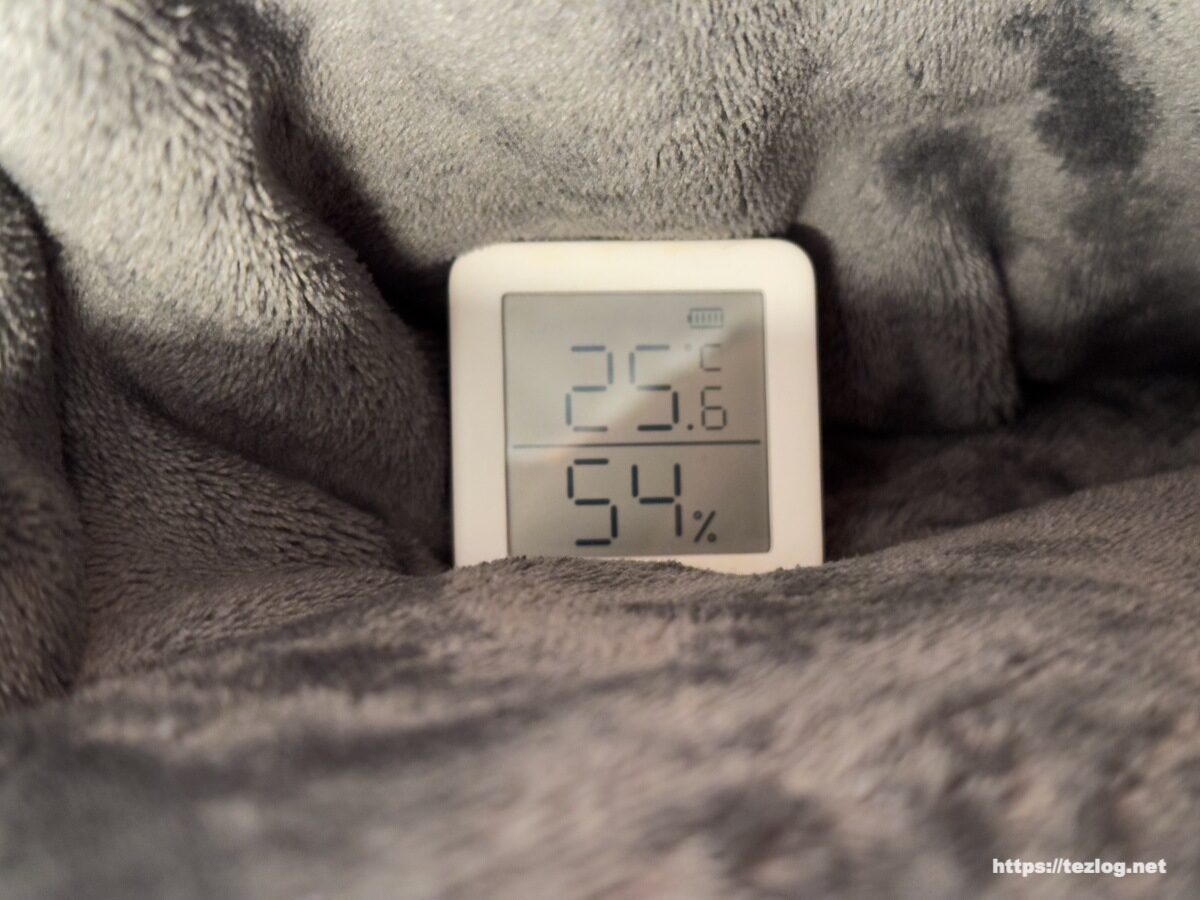 温湿度計 フェアリーノヴァ掛け布団をかけたベッドの中の温度表示
