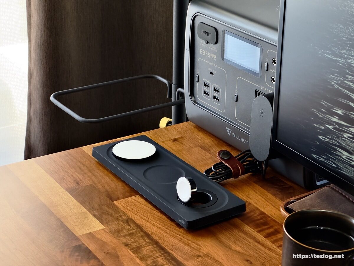Belkin 3 in 1 MagSafe付き3-in-1ワイヤレス充電パッドをデスクに設置 Apple Watch充電スタンドを起こしてる時