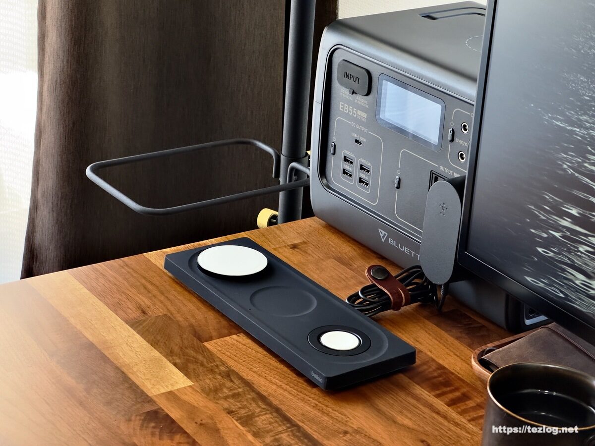 Belkin 3 in 1 MagSafe付き3-in-1ワイヤレス充電パッドをデスクに設置 Apple Watch充電スタンドを寝かせてる時