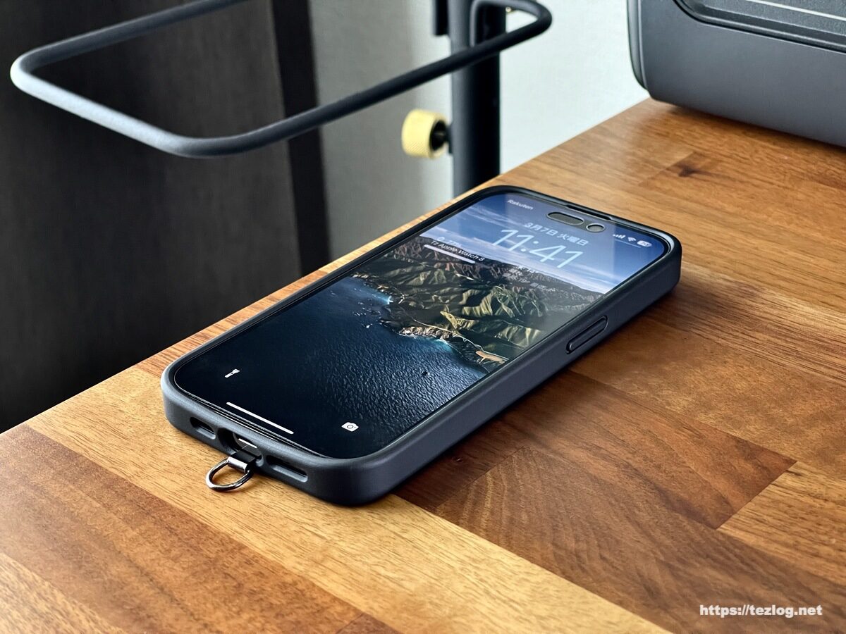 TORRAS iPhone 14 Pro 用 ケース UPRO Ostand ブラック を付けたiPhone 14 Pro