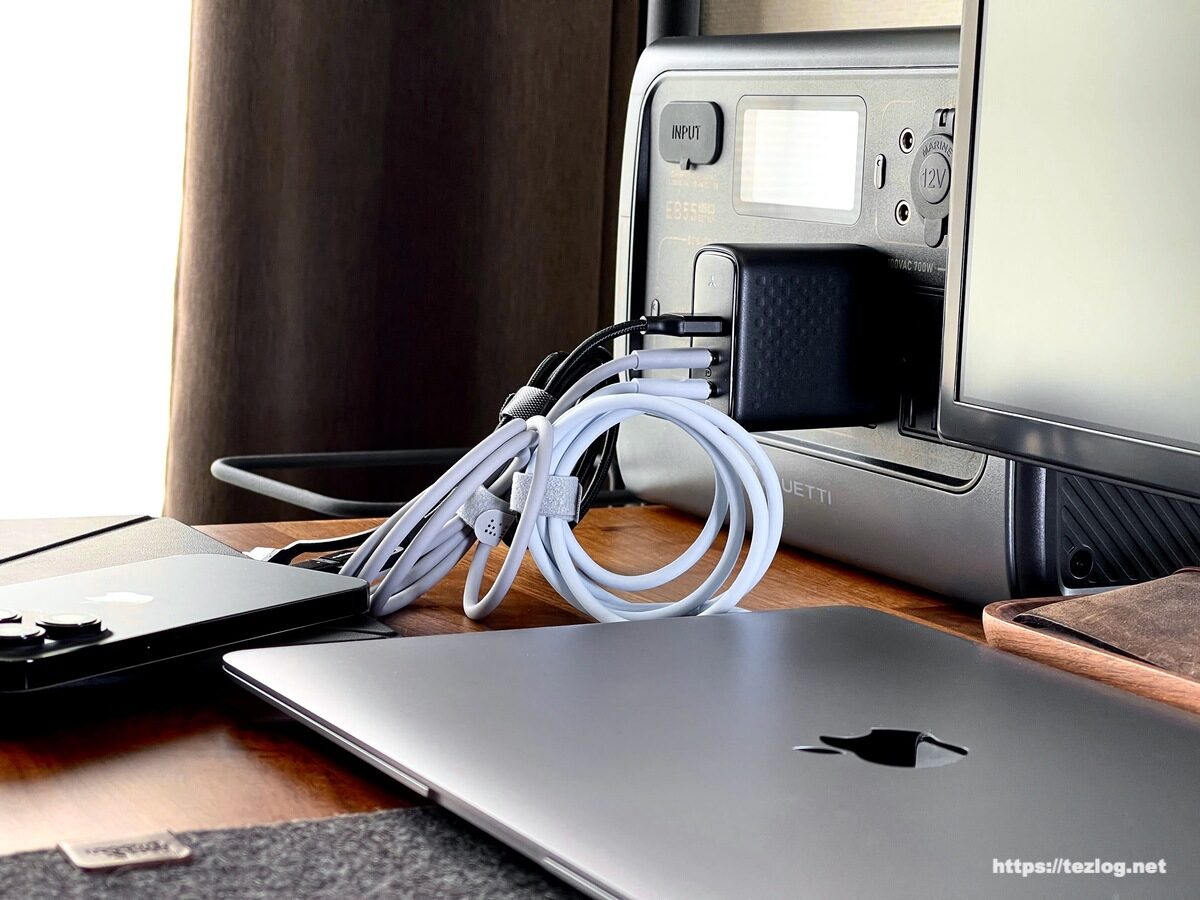 VOLTME Revo 100W 3ポート搭載 PD 急速充電器 USB-A×1 & USB-C×2でM1MacBook AirとiPad ProとiPhone 14 Proを同時充電。