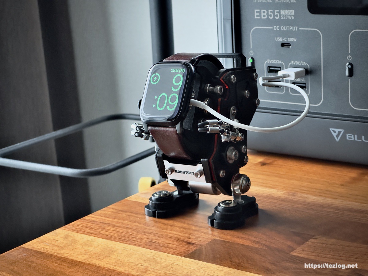 ROBOTOYS Robotic Apple Watch Stand ケーブルを繋いで充電中
