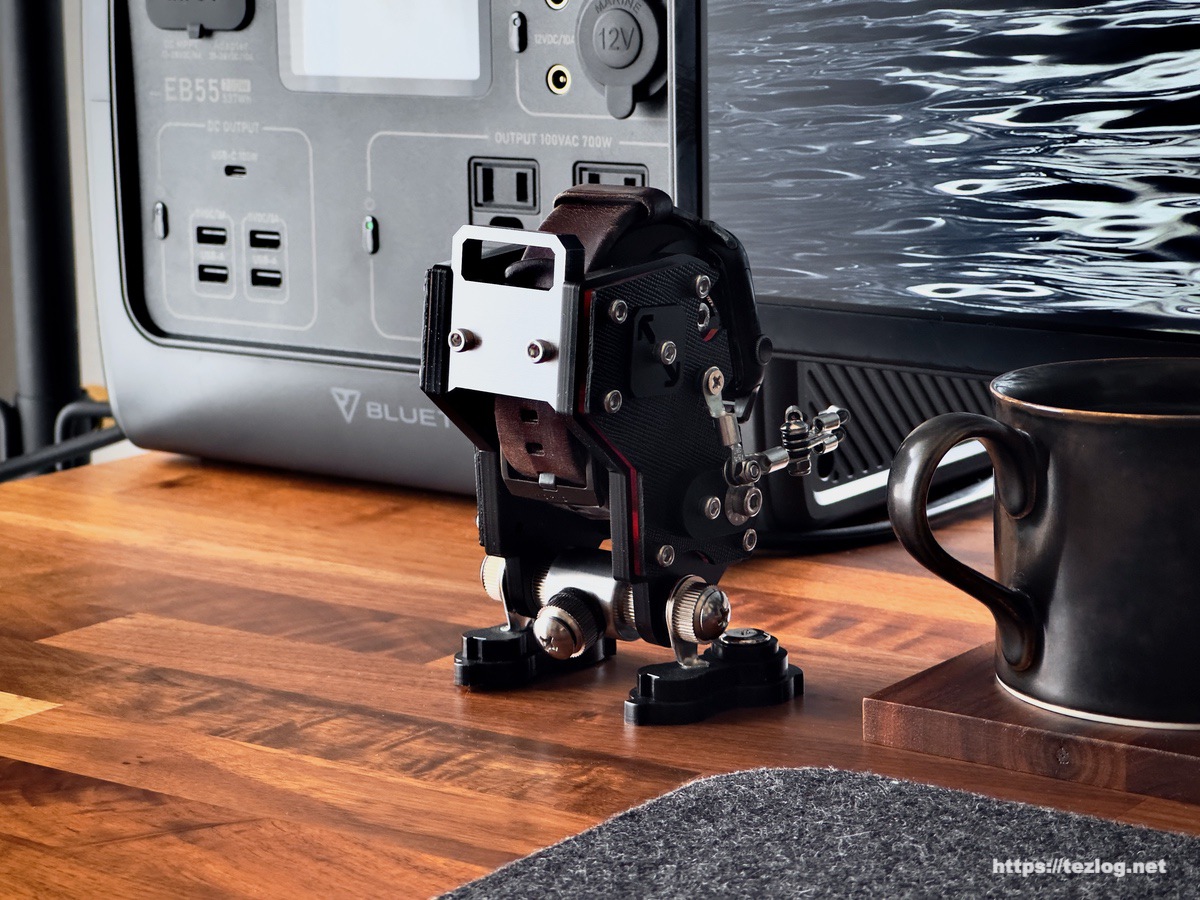 ROBOTOYS Robotic Apple Watch Stand 後ろから