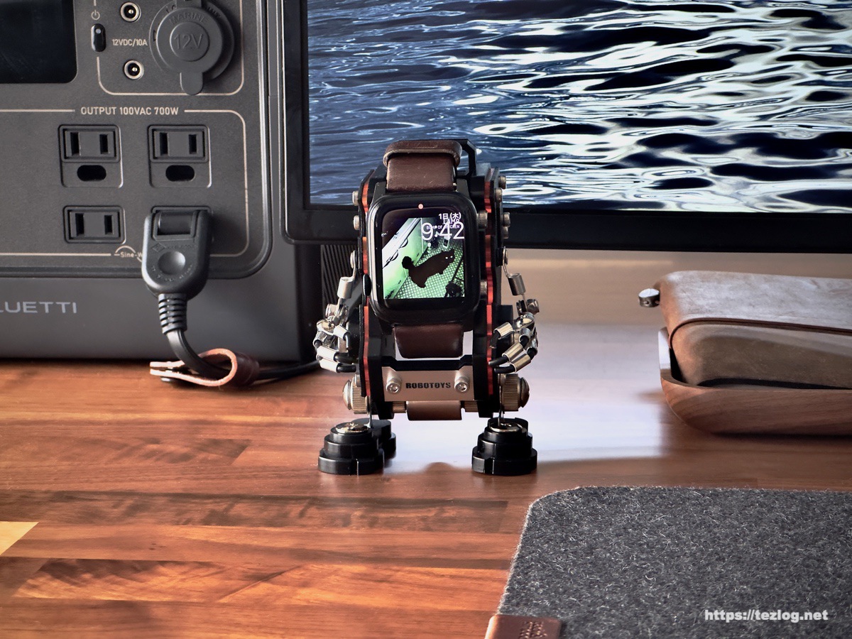 ROBOTOYS Robotic Apple Watch Stand 正面