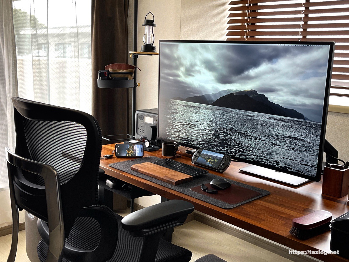 自宅オフィスのM1 MacBook Air ウォールナットデスク環境。GPD WIN4、42.5インチモニターやガジェット、デスクアイテムを全て。
