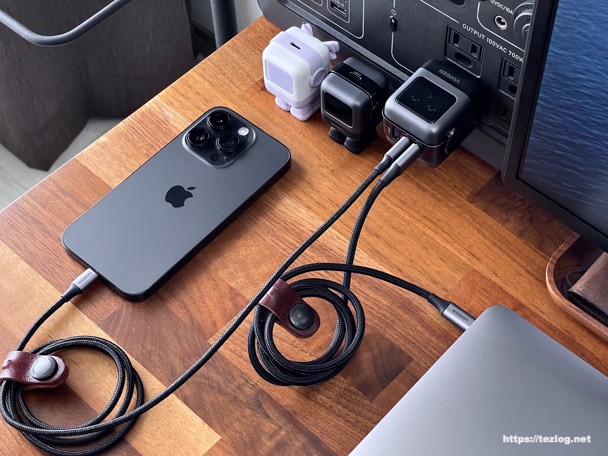 UGREEN Nexode RG 急速充電器 65W メタリックでiPhoneとMacを同時充電中。