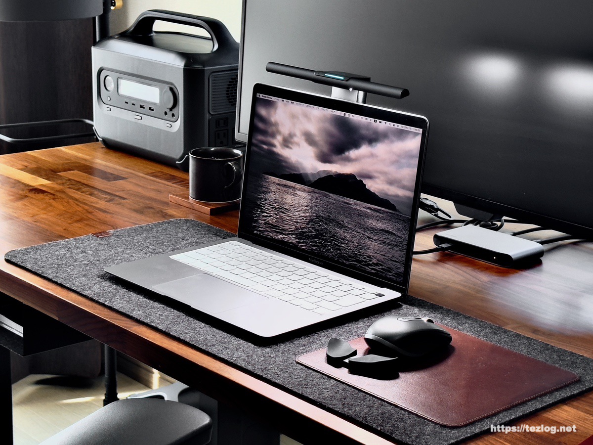 BenQ LaptopBarをMacBook Airで使用してるデスク環境