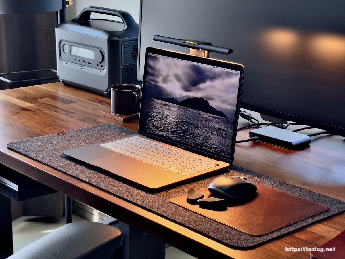 BenQ LaptopBarを装着したMacBook Air。デスク周り。 暖色光で使用時。