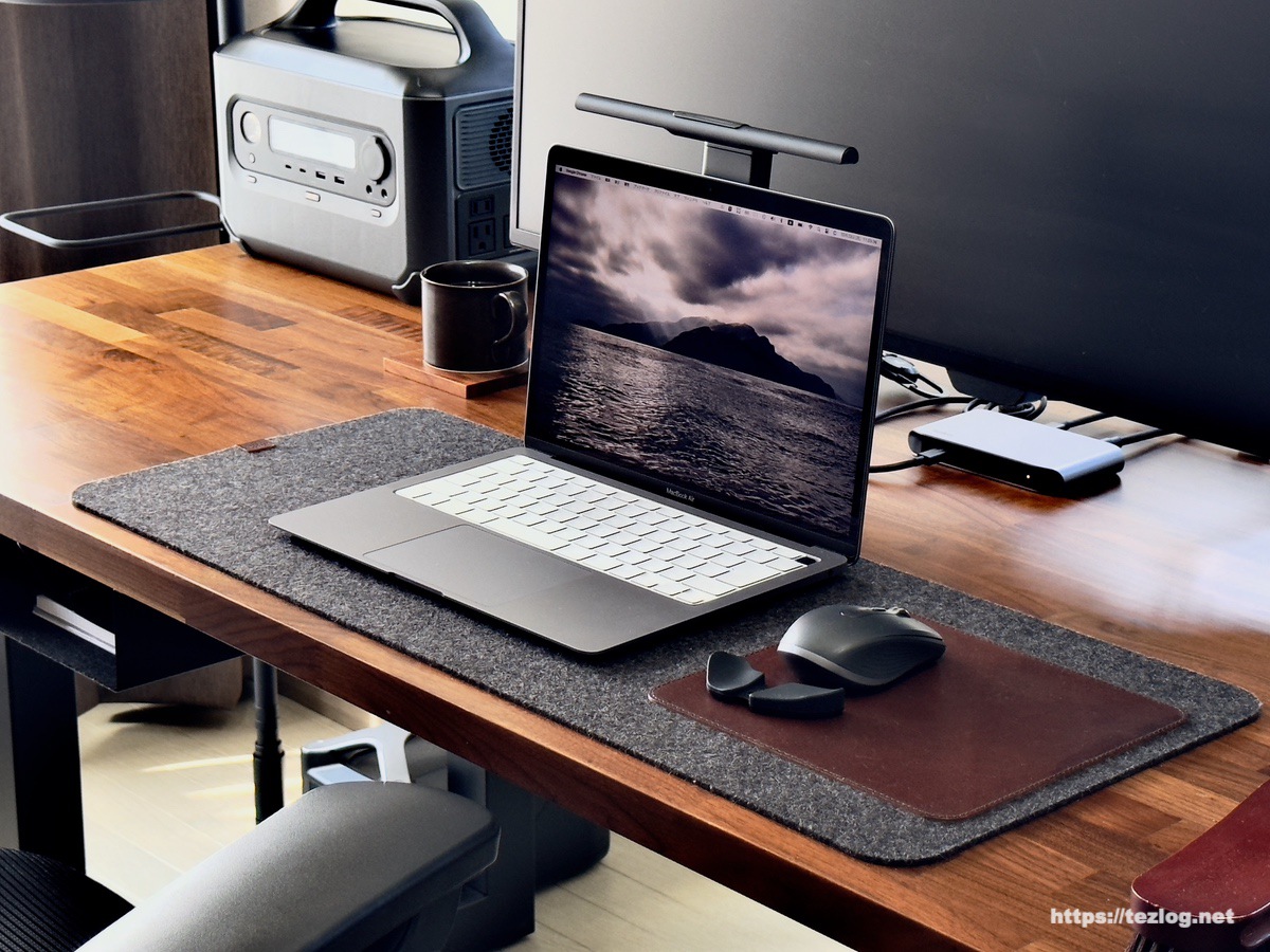 BenQ LaptopBarを装着したMacBook Air。デスク周り。 白色光で使用時。