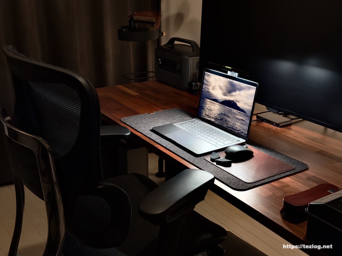 BenQ LaptopBarを装着したMacBook Air。デスク周り。 暗い部屋で暖色光で使用時。