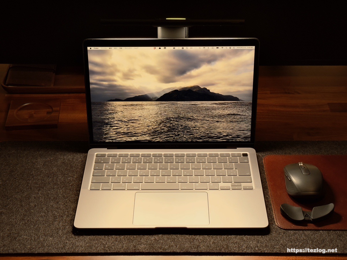 BenQ LaptopBarを装着したMacBook Air。正面 暗い部屋で暖色光で使用時。