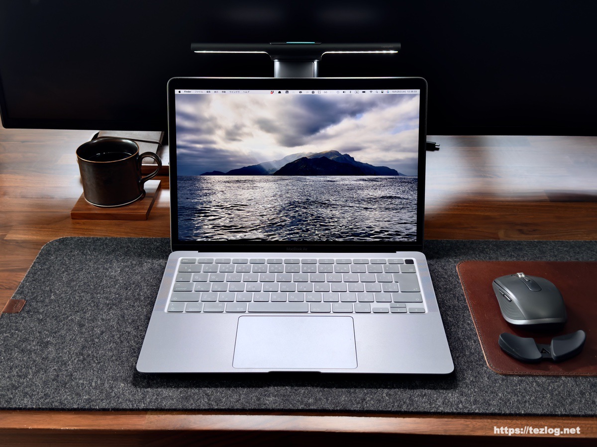 BenQ LaptopBarを装着したMacBook Air。正面 白色光で使用時。