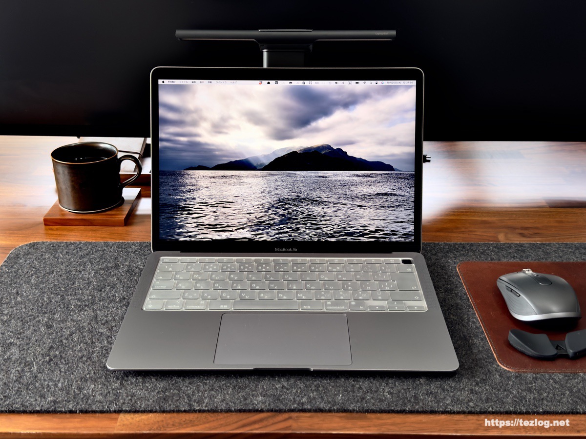 BenQ LaptopBarを装着したMacBook Air。正面 無点灯時。