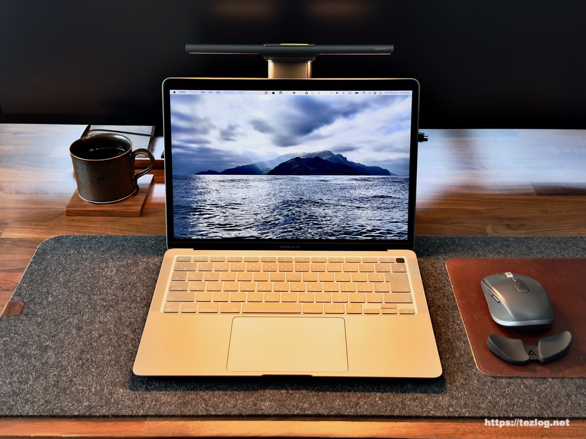 BenQ LaptopBarを装着したMacBook Air。正面 暖色光で使用時。