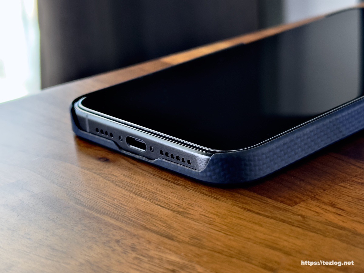 PITAKA StarPeak MagEZ Case 4 山iPhone 15 Pro Maxに装着。ケース下部 USB-Cポート・スピーカー周り。iPhoneのチタンボディ。