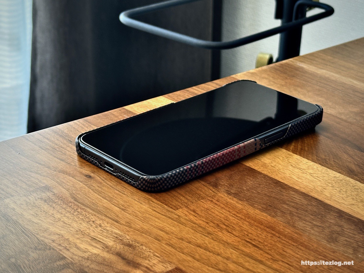 PITAKA iPhone 15 ケース MagEZ Case 5 Sunsetを付けたiPhone 15 Pro Max 画面側。