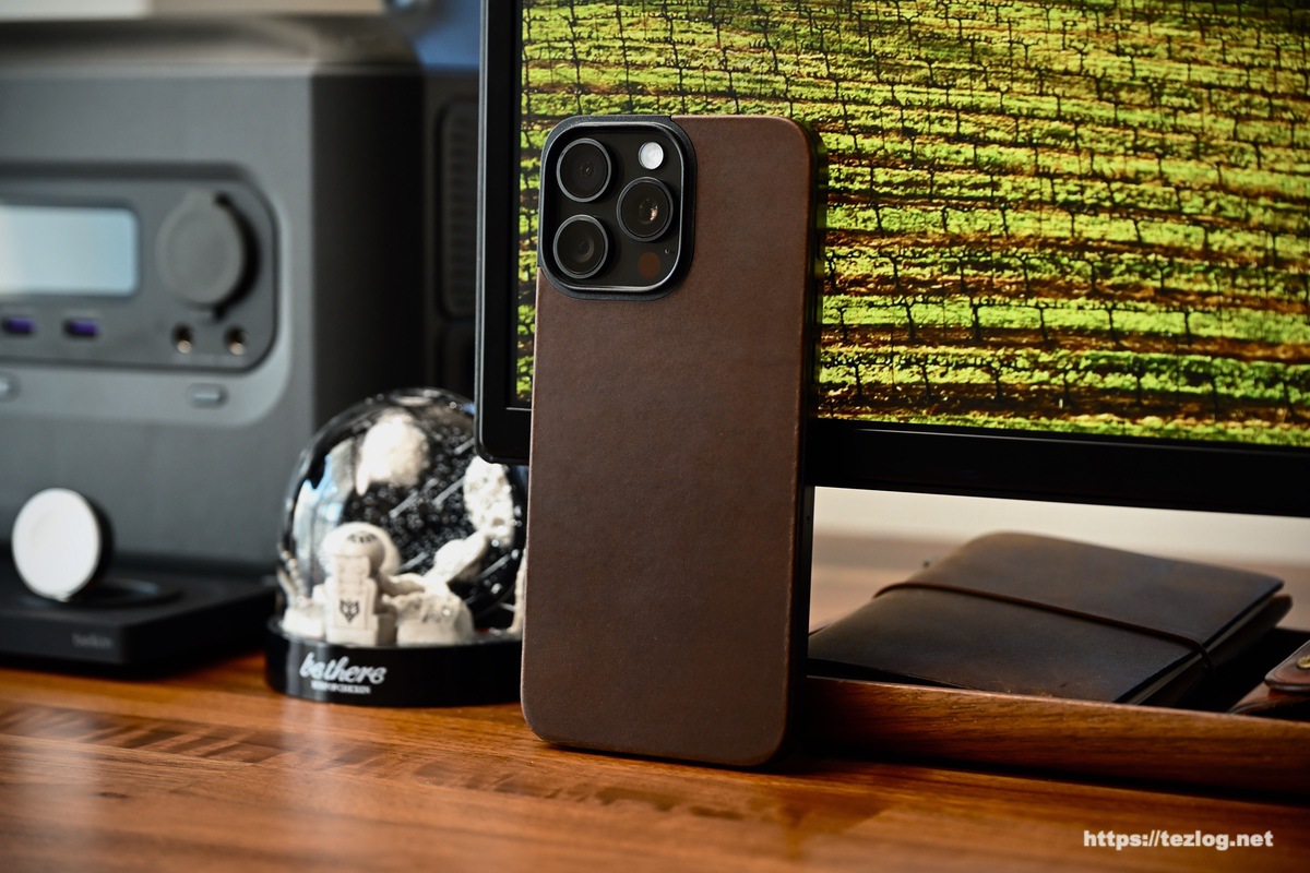 NOMAD Magnetic Leather Back / Rustic Brown / iPhone 15 Pro Max