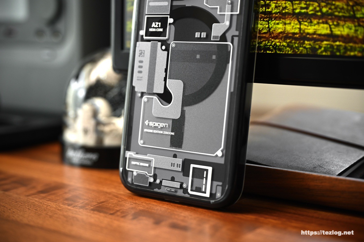 Spigen ウルトラ・ハイブリッド・マグフィット ゼロワン iPhone ケース。iPhone 15 Pro Maxに装着。下部のデザイン。