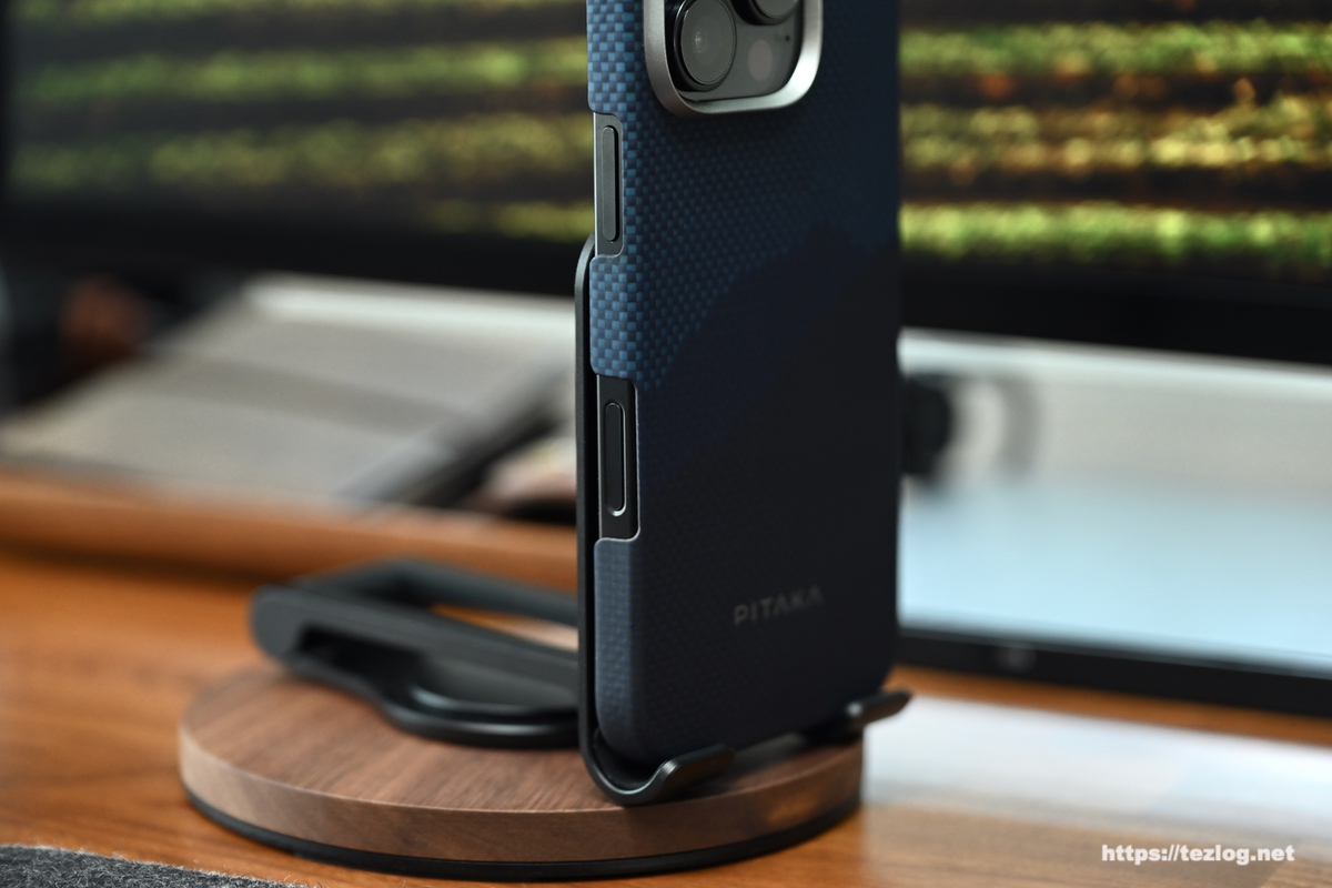 PITAKA Tactile Woven Case StarPeak 山を装着したiPhone 16 Pro