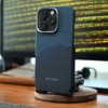 PITAKA Tactile Woven Case StarPeak 山を装着したiPhone 16 Pro