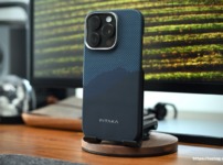 PITAKA Tactile Woven Case StarPeak 山を装着したiPhone 16 Pro