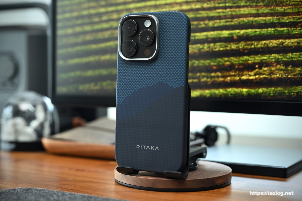 PITAKA Tactile Woven Case StarPeak 山を装着したiPhone 16 Pro