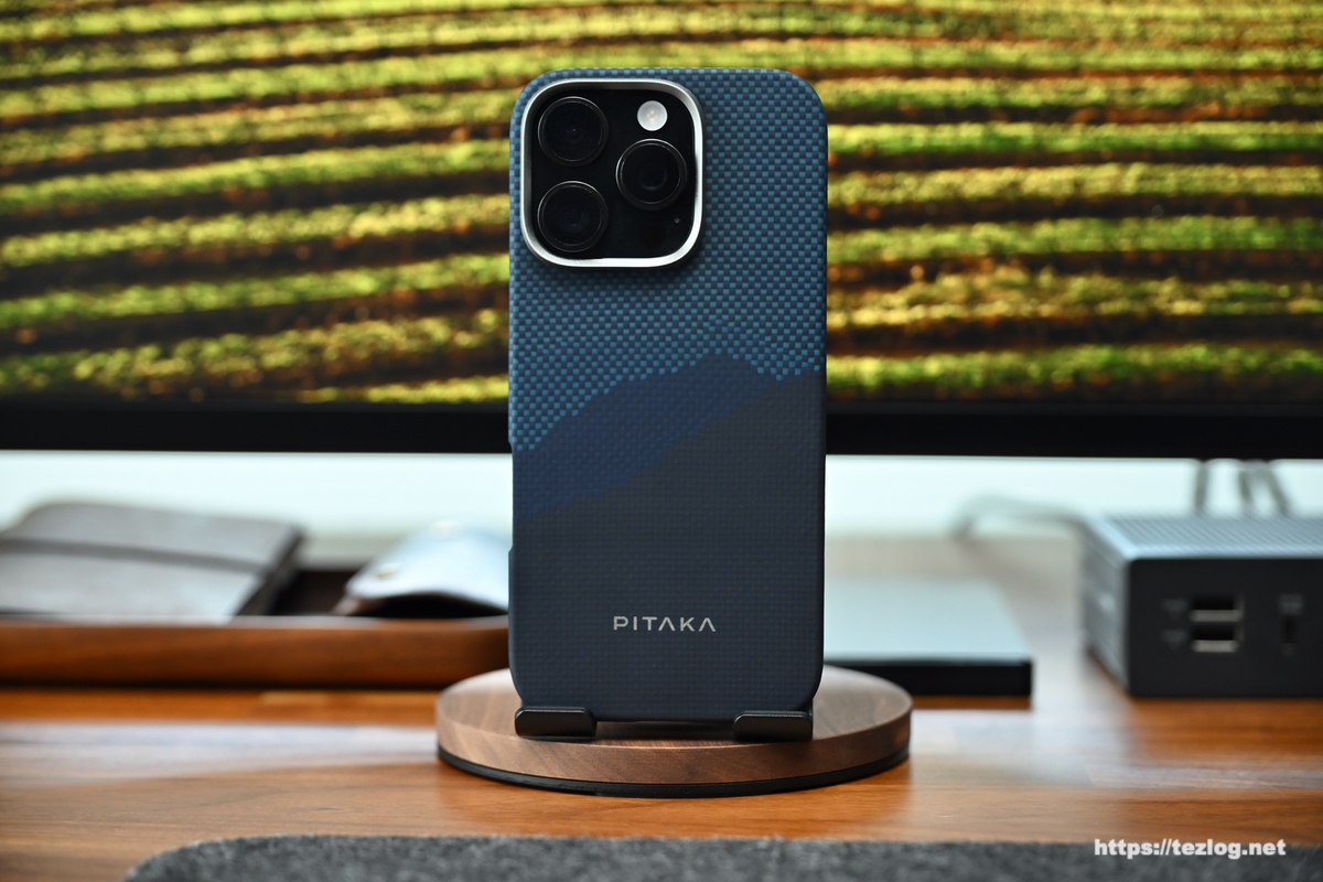 PITAKA Tactile Woven Case StarPeak 山を装着したiPhone 16 Pro