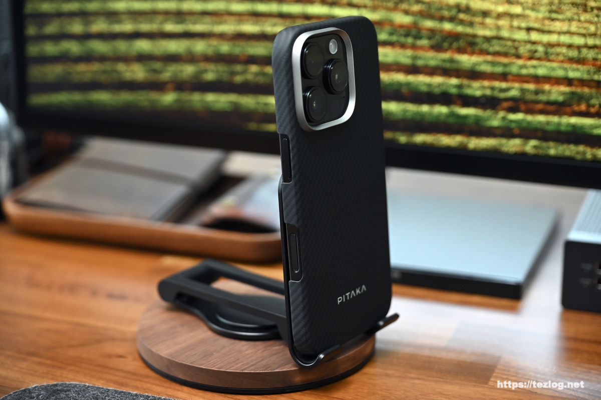 PITAKA Ultra-Slim Case (600D 黒/グレー）を装着したiPhone 16 Pro