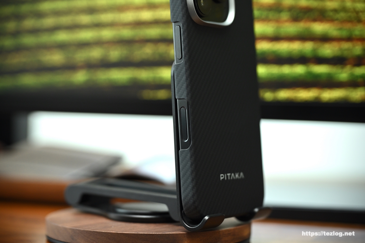 PITAKA Ultra-Slim Case (600D 黒/グレー）を装着したiPhone 16 Pro