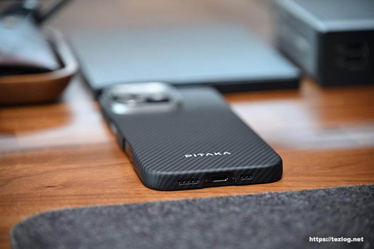 PITAKA Ultra-Slim Case (600D 黒/グレー）を装着したiPhone 16 Pro