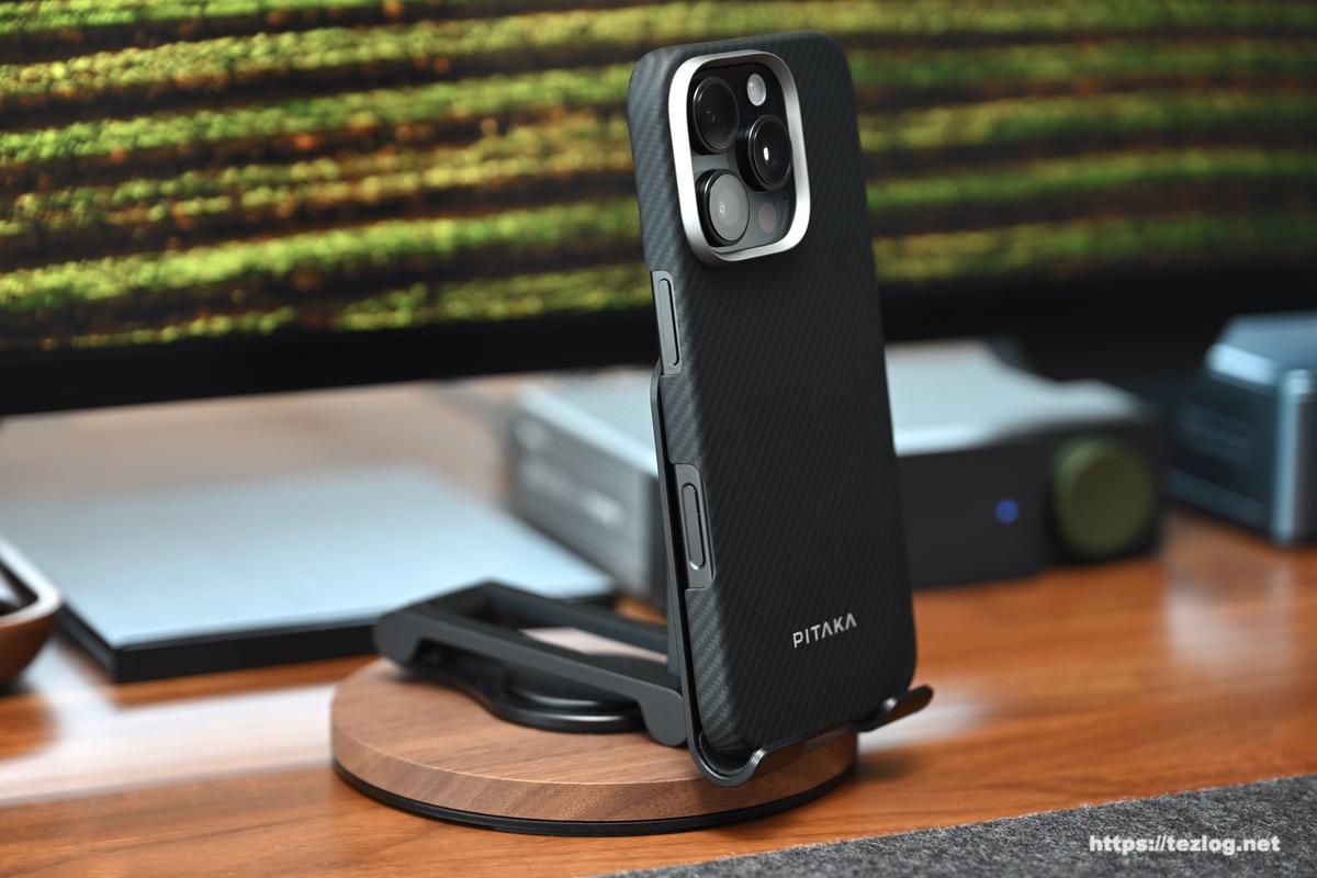 PITAKA Ultra-Slim Case (600D 黒/グレー）を装着したiPhone 16 Pro