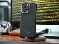 PITAKA Ultra-Slim Case (600D 黒/グレー）を装着したiPhone 16 Pro