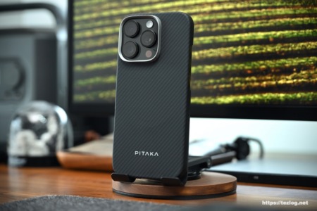 PITAKA Ultra-Slim Case (600D 黒/グレー）を装着したiPhone 16 Pro