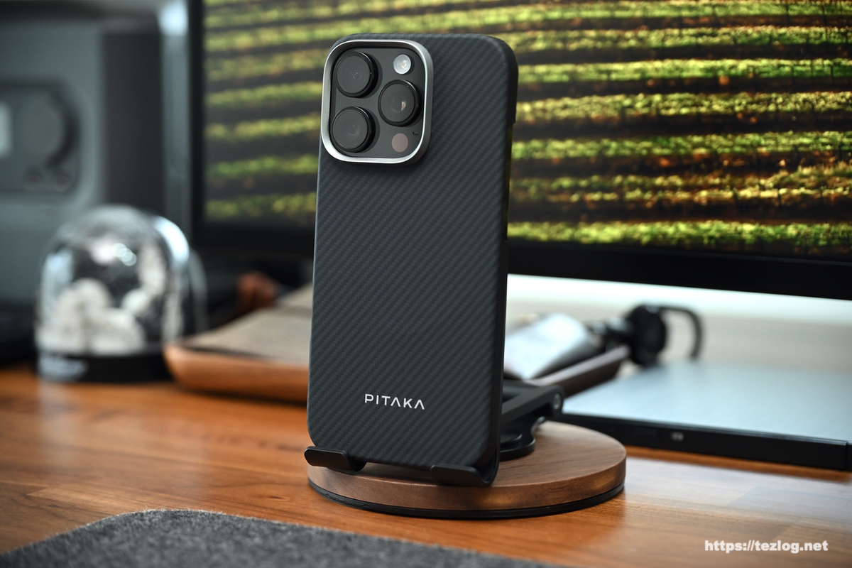 PITAKA Ultra-Slim Case (600D 黒/グレー）を装着したiPhone 16 Pro