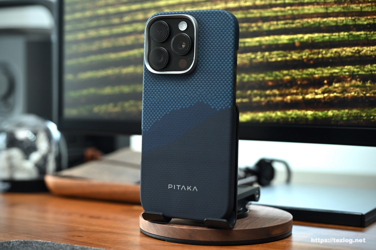 PITAKA Tactile Woven Case StarPeak 山を装着したiPhone 16 Pro