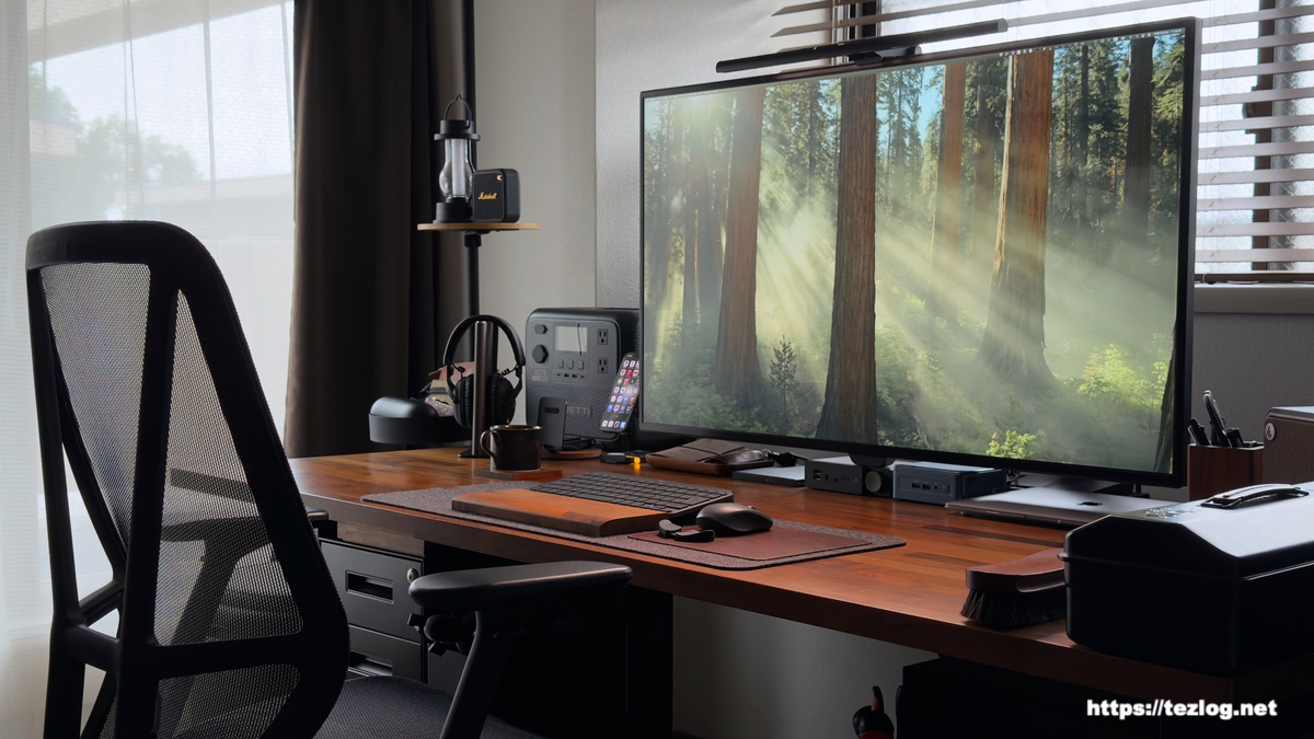 家のデスク周り。全体。ウォールナットデスク、MacBook,42.5インチ4Kディスプレイほか