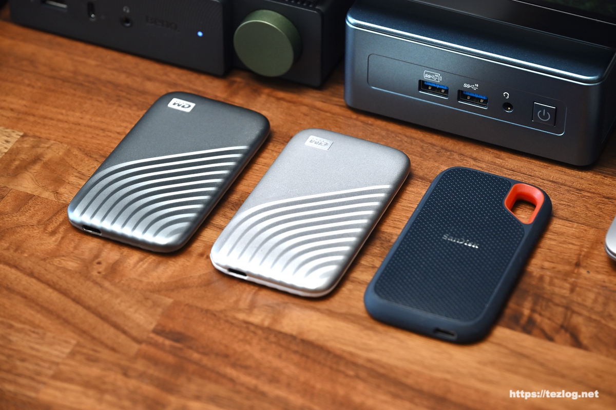 SanDisk SSD 外付け 2TB SDSSDE61-2T00-GH25 エクストリームとウエスタンデジタル(Western Digital) WD ポータブルSSD My Passport 1TB USB3.2 Gen2 WDBAGF0010BGY-WESN グレーとシルバー