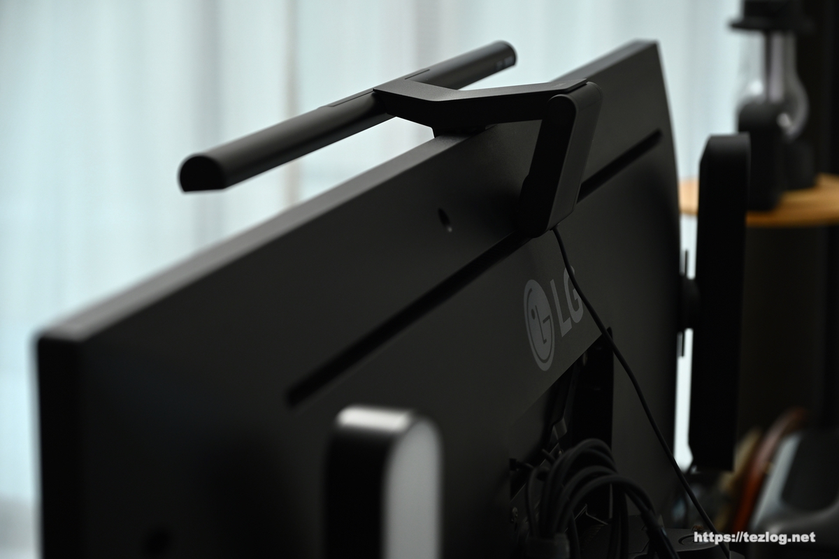 BenQ ScreenBar Pro 特許取得の新クランプでのモニターに設置 3
