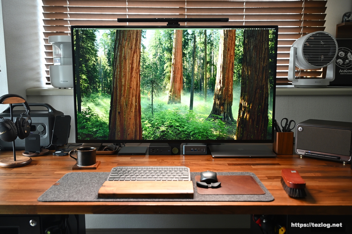 BenQ ScreenBar Pro ライト点灯時のデスク周り 2