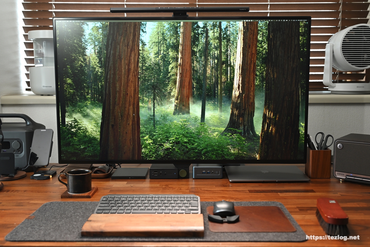 BenQ ScreenBar Pro ブラック / LG 42インチモニターのデスク周り 2