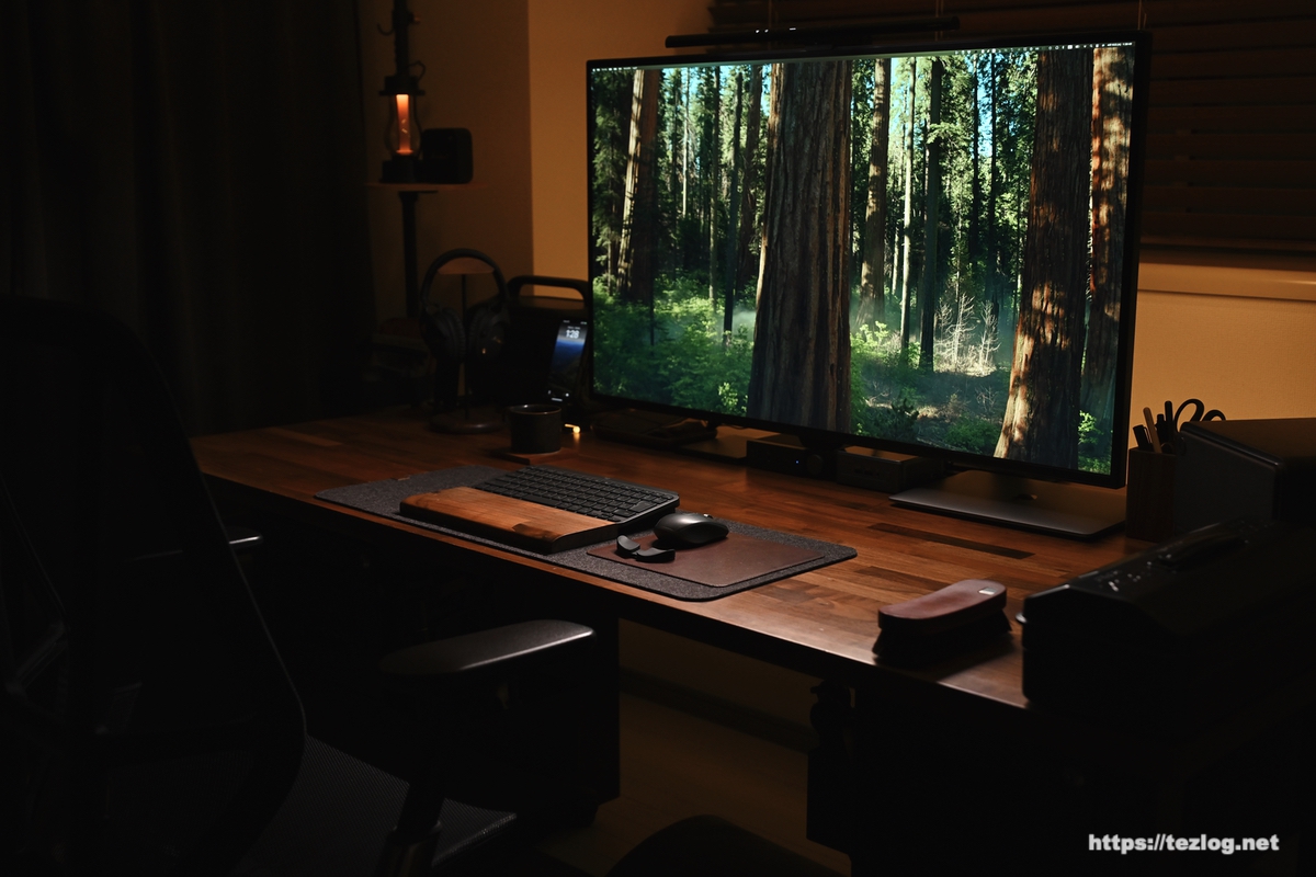暗い部屋でのBenQ ScreenBar Pro ライト点灯時のデスク周り 1