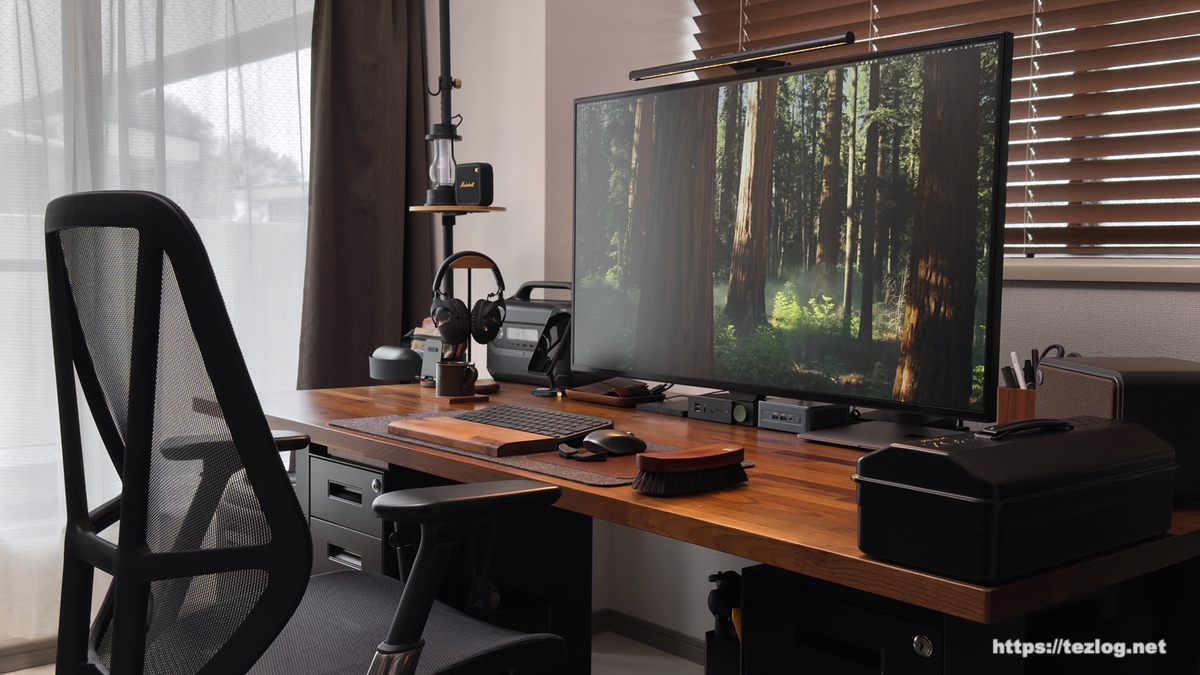 BenQ ScreenBar Pro ライト点灯時のデスク周り 3