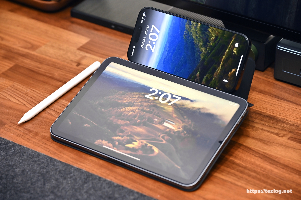 MOFT ダイナミックフォリオ 折りたたみ方 2: 2つのラインを重ねる-5 iPhoneも一緒に乗せる 2