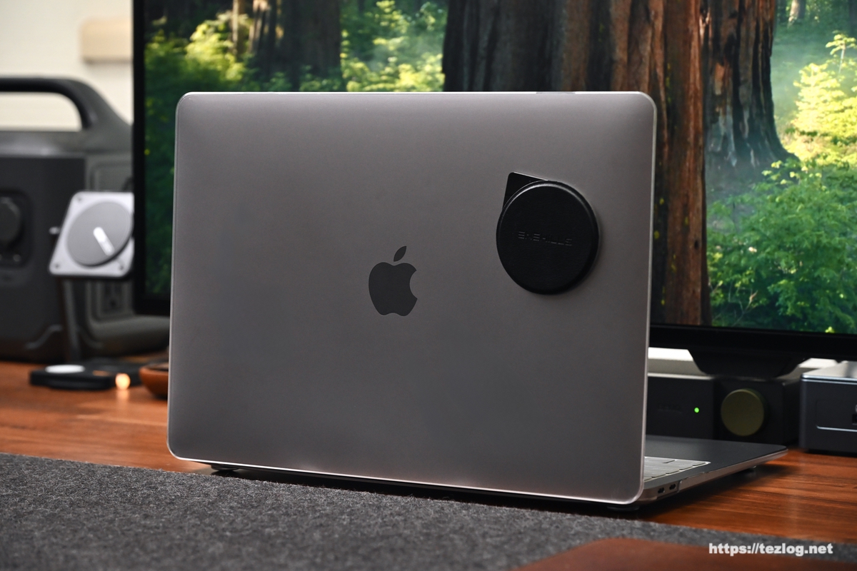 MacBook Airにオプション品のメタルプレートを貼り付け