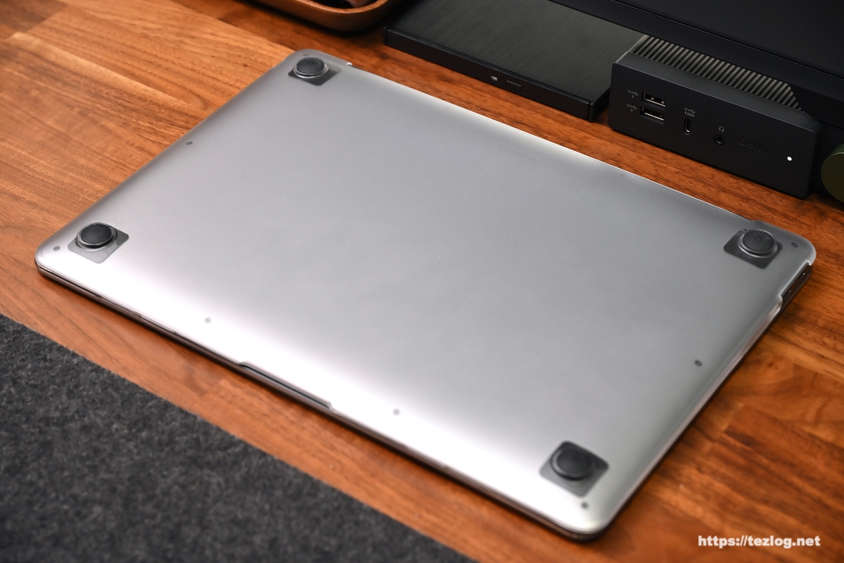 HOGOTECH MacBook Air・Pro マットタイプ クリアケースを付けた M1 MacBook Air 底面